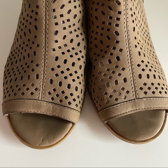 Lucky Brand UG-Bardolph Taupe Sandal - Picture 3 of 14